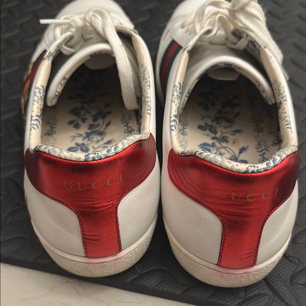 Gucci White and Red Sneakers with Signature Design - Picture 4 of 5